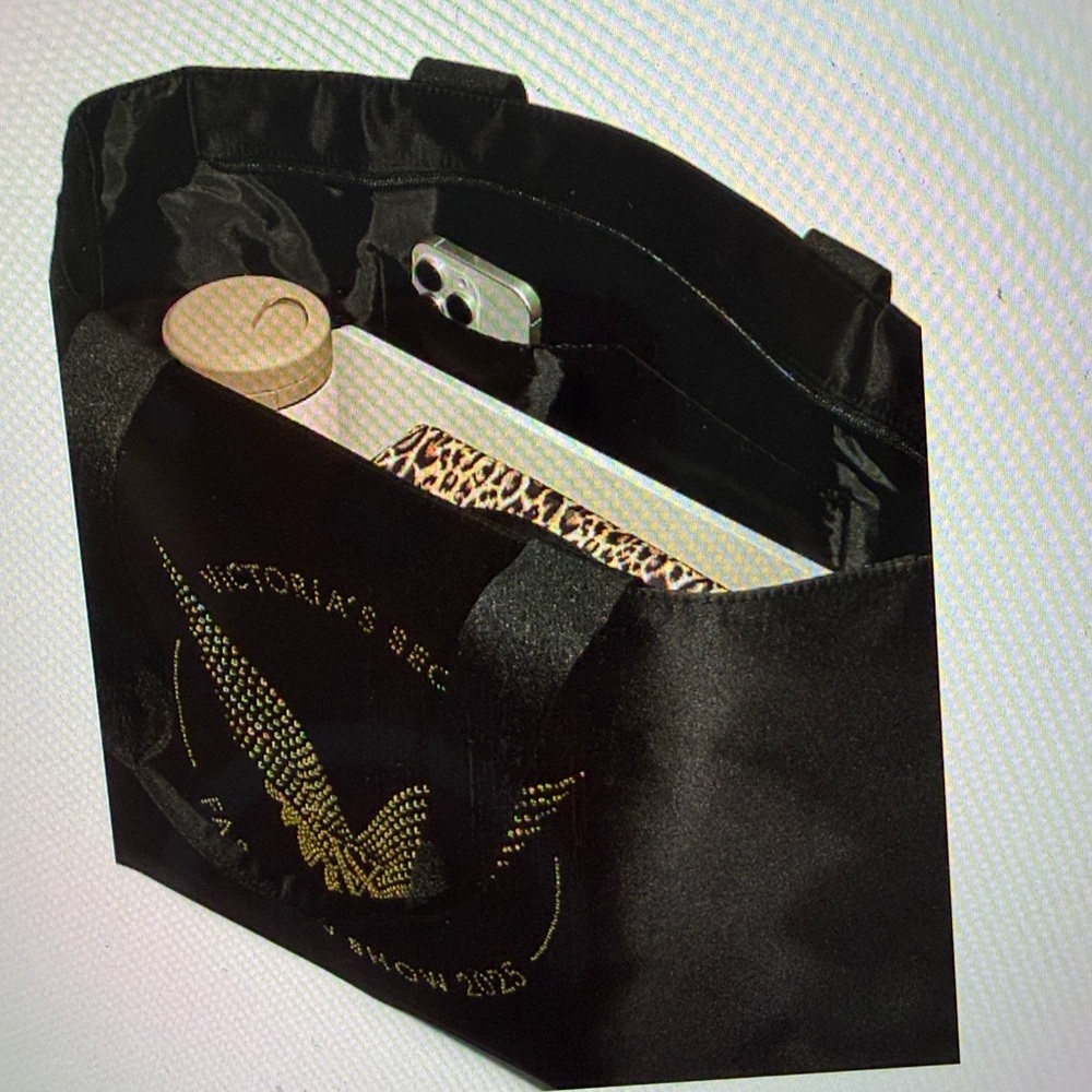 🪽 VICTORIA’S SECRET FASHION SHOW TOTE 🪽 NWT 🪽 - Picture 12 of 16